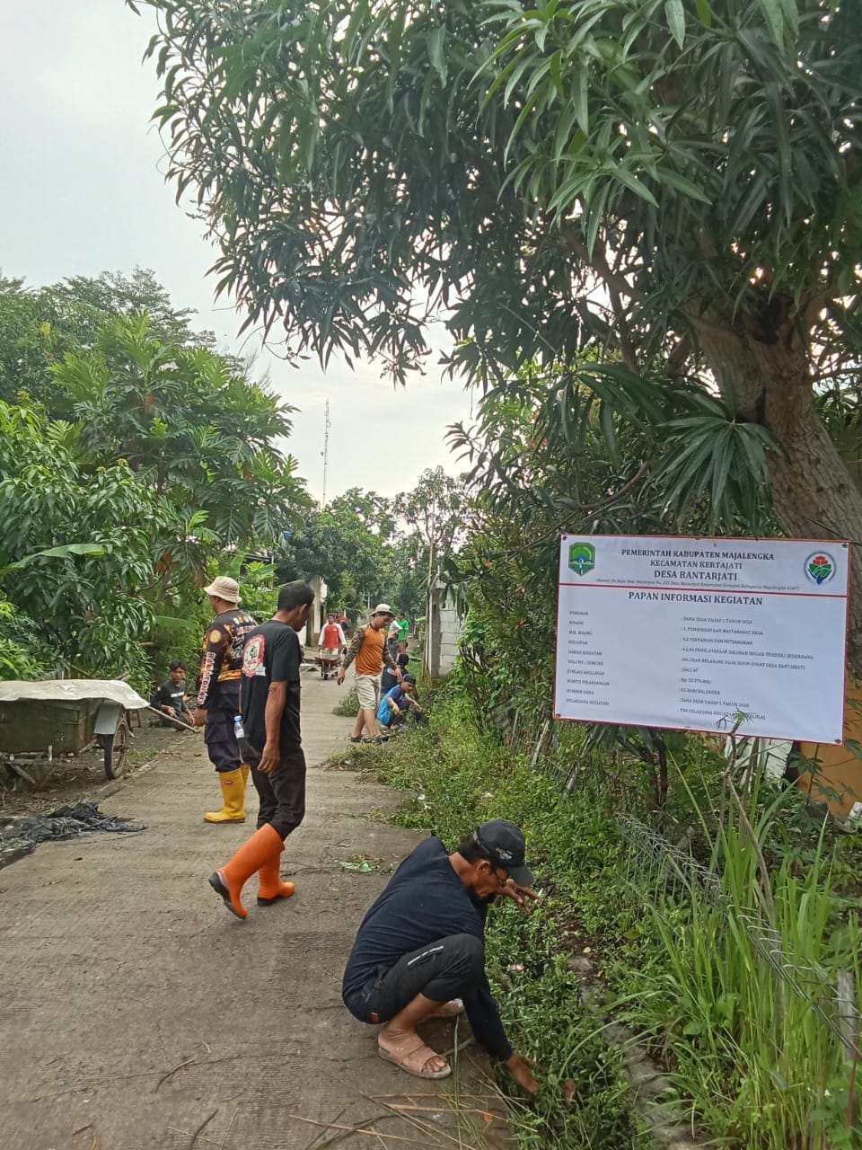 Desa Bantarjati Laksanakan Padat Karya Tunai Desa, Normalisasi Saluran Air Cipelang Mati